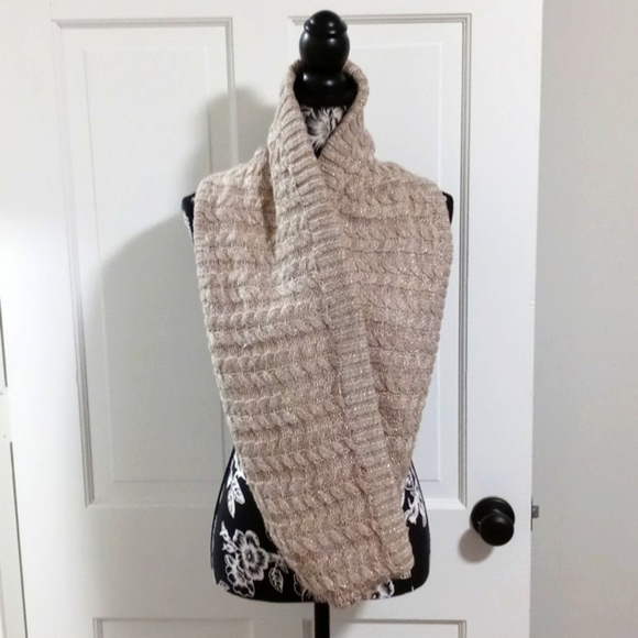 ❄️White House Black Market❄️ - Knit Faux Fur Infinity Scarf - Picture 4 of 11